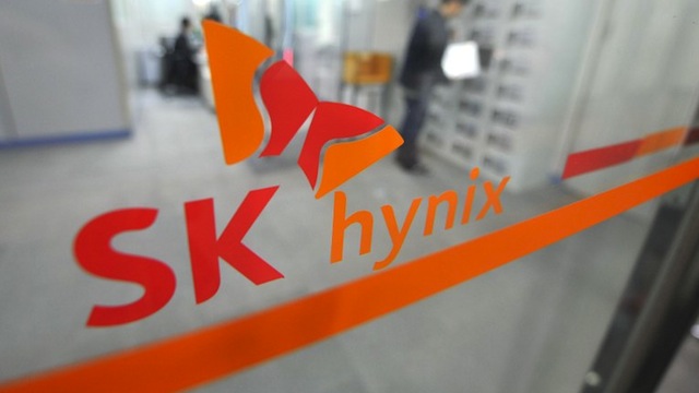 The logo of SK Hynix is displayed on a glass door at a branch in Seoul on January 30, 2013. World's second-biggest memory chipmaker, South Korea's SK Hynix reported on January 30 a fourth-quarter net profit of 164 billion won (151 million USD) as growing sales of mobile devices in emerging markets fanned demand for its memory chips. AFP PHOTO / JUNG YEON-JE